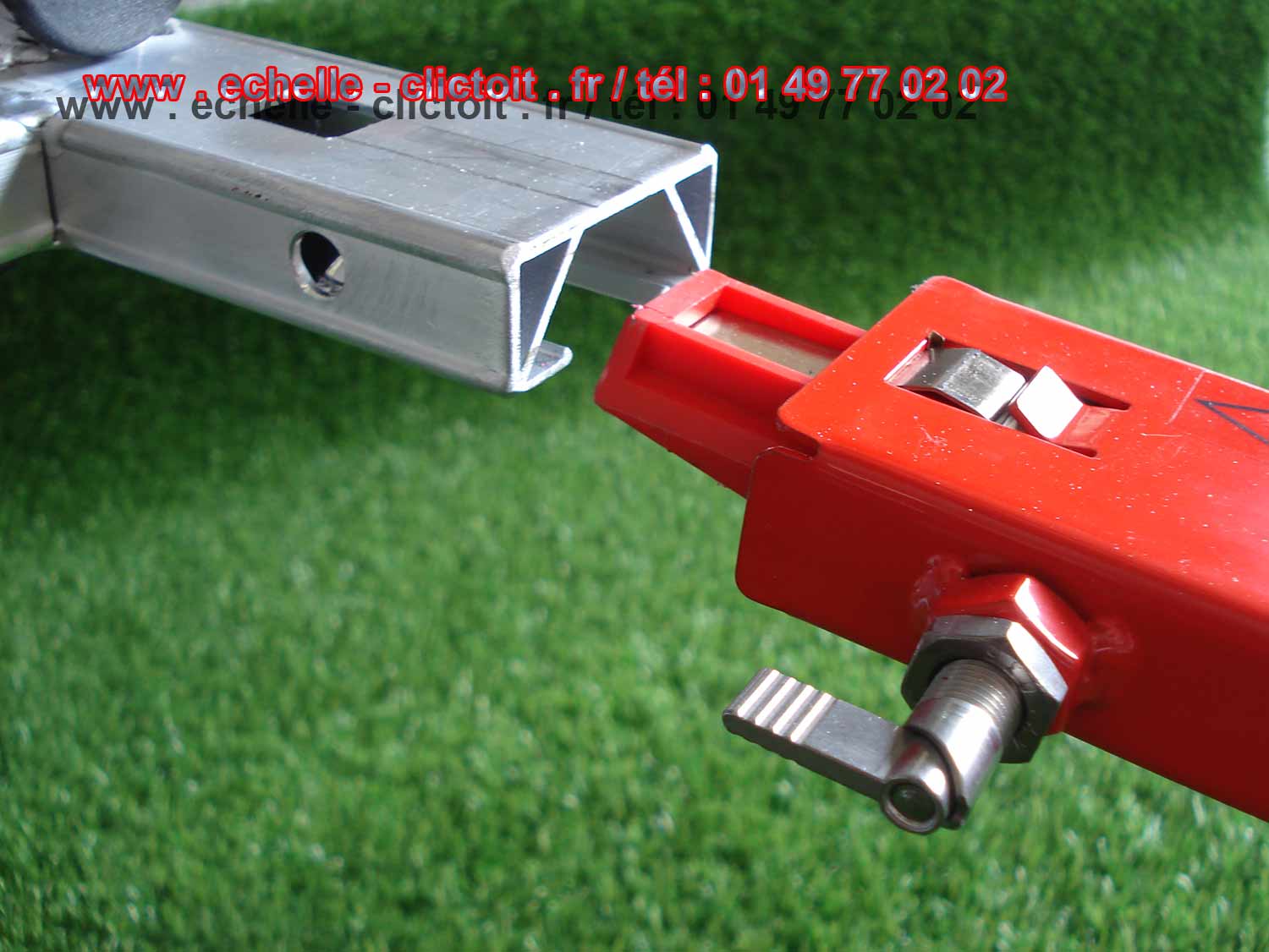 page 17 dtails des montants aluminium avec renforts intrieurs des montants et introduction conique de systme mle du verrou de scurit guidage de l' introduction des bouts suprieurs des montants dans la glissire femelle du bas de montant ou du crochet de toit ,verrouillage des montants sur le crochet aluminium de fatire ou en bout d' autres montants des packs Himmelsbach par simple pousse en rotation du loquet inox qui s'immobilisera en position verrouill